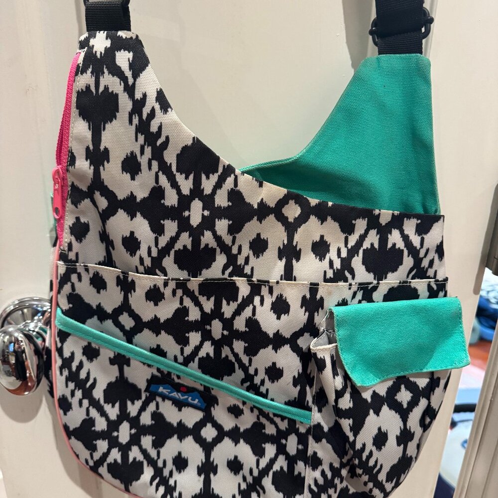 KAVU crossbody, used 2 times, MULTIPLE pockets.